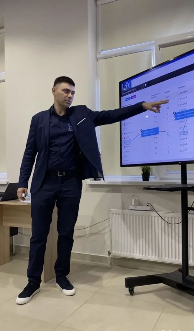 Роман Бутко выступает у экрана с аналитикой как технологический партнёр OZON